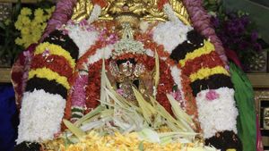 ஏழுமலையானுக்கு புஷ்ப யாகம்.. கார்த்திகை தீப மகா உற்சவம்.. ஜொலித்த திருமலை.. ஒலித்த கோவிந்தா முழக்கம்