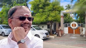  திண்டுக்கல் ரத்தினத்தை விடாது விரட்டும் அமலாக்கத்துறை.. இன்றும் ரெய்டு.. பின்னணி என்ன?
