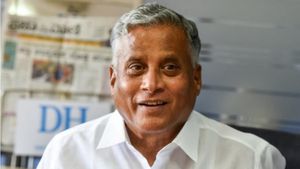 கர்நாடகா பாஜகவுக்கு காத்திருக்கும் ஷாக்..5 எம்.எல்.ஏக்களுடன் கட்சியை விட்டு தப்பி ஓடுகிறார் சோமண்ணா?