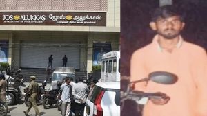 கோவை ஜோஸ் ஆலுக்காஸ் நகைக் கடையில் 200 பவுன் கொள்ளை.. ஒல்லிக்குச்சி நபரின் தாயிடம் இருந்து பறிமுதல் 