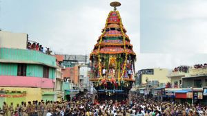 திருவண்ணாமலை மகா தேரோட்டம் கோலாகலம்.. அம்மன் தேரினை வடம் பிடித்து இழுத்த பெண்கள்.. கூட்ட நெரிசல் 