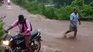  பேய் மழை.. குமரி மாவட்டத்தில் பெருக்கெடுத்த வெள்ளம்.. சாலையை கடக்க முடியாமல் பொதுமக்கள் அவதி!