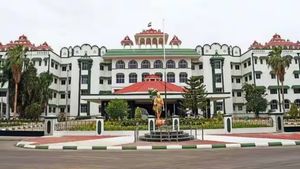 அரசு நிலங்களை ஆக்கிரமிக்க உதவிய அதிகாரிகள்.. அரசுக்கு உயர்நீதிமன்றம் போட்ட அதிரடி உத்தரவு 