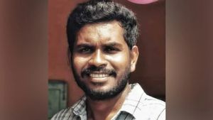  மக்களே மழைக்காலத்தில் கவனம்.. புளுடூத் மூலம் பேசிய வாலிபருக்கு நேர்ந்த சோகம்! திருச்சியில் ஷாக்