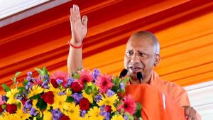 உ.பியில் 1.75 கோடி குடும்பத்தினருக்கு இலவச கேஸ் சிலிண்டர் அளித்த யோகி.. மற்றுமொறு மேஜர் அறிவிப்பு 