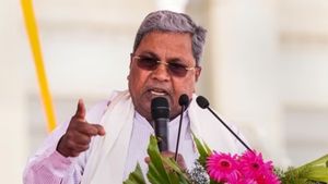  போச்சா.. போச்சா... செல்போன் பேச்சு லீக்- மகனால் முதல்வர் பதவி அம்போவாகுமோ? பதற்றத்தில் சித்தராமையா!