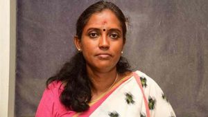 இவ்வளவு நாளா எங்க போனீங்க? தொகுதியில் 6,800 ஊர் இருக்குங்க! எப்படி வர முடியும்? -ஜோதிமணி எம்.பி.! 