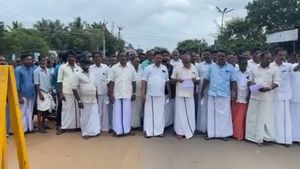 அரண்ட அதிராம்பட்டினம் நகராட்சி.. அலைகடலென ஆயிரக்கணக்கானோர் ஆர்ப்பாட்டம்! கிராமங்களை இணைக்க எதிர்ப்பு