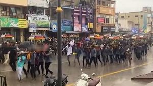  கொட்டும் மழை.. நாயன்மார்கள் சிலைகளை பல்லக்கு தூக்கிய சீருடை அணிந்த பள்ளி மாணவர்கள்! வெடித்த சர்ச்சை 