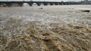 வைகை ஆற்றில் கரைபுரண்டு ஓடும் வெள்ளம்.. பொது மக்களுக்கு எஸ்.எம்.எஸ் மூலம் பறக்கும் எச்சரிக்கை 