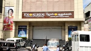 கோவை ஜோஸ் ஆலுக்காஸ் 200 பவுன் கொள்ளை.. மர்ம நபர் எங்கிருந்து வந்தார்? முக்கிய க்ளூ! போலீஸார் தகவல் 