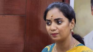  கணவர் மீது போலீசில் புகார் கொடுத்த முன்னாள் அமைச்சர் சந்திர பிரியங்கா.. புதுச்சேரியில் பரபர!