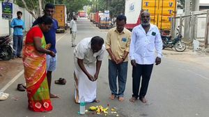 ஆன்மா வீட்டுக்கு வரணும்.. விபத்தில் மகனை இழந்த பெற்றோர் செய்த பூஜை .. ஓசூர் சாலையை நனைத்த கண்ணீர் 