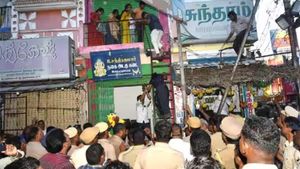 திருவண்ணாமலை தேர் திருவிழாவின்போது அதிர்ச்சி.. மின்சாரம் தாக்கி 30 பேர் காயம்.. அலறி ஓடிய பக்தர்கள்!
