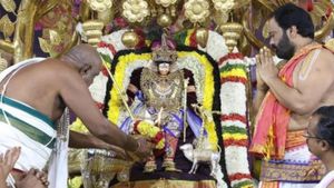 திருச்சானூர் கார்த்திகை பிரம்மோற்சவம் கோலாகலம்.. கஜ வாகனத்தில் உலா வரும் பத்மாவதி தாயார் 