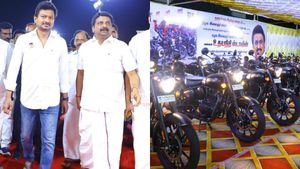 25 இளைஞரணி நிர்வாகிகளுக்கு ராயல் என்ஃபீல்டு புல்லட் வாங்கிக் கொடுத்த திமுக மாவட்டச் செயலாளர்! 