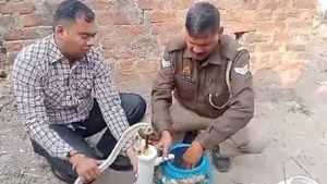 பெட்ரோல் பங்க் போல சாராய பங்க்.. கலகலப்பு பாணியில் பூமிக்கு அடியில் கிணறு.. அடிபம்பில் அதிசயம் 