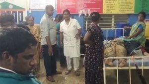 ஃப்ரீசர் பாக்ஸை தொட்டு அழுத தம்பி.. திடீரென அலறல்... காப்பாற்ற முயன்ற பெண்கள் மீது பாய்ந்த மின்சாரம் 
