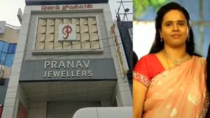 தலைமறைவாக இருந்த கார்த்திகா.. பிரணவ் ஜுவல்லரி ஜிகு ஜிகு விளம்பரம்.. 100 கோடி மோசடி.. அதிரடியாக கைது!