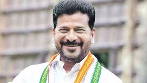 தெலுங்கானா முதல்வர் ரேவந்த் ரெட்டி, மாஜி நக்சல் சீதாக்கா சொத்து எவ்வளவு? எத்தனை கிரிமினல் கேஸ்? 