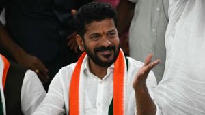 காங்கிரஸ் தலைவரையே தோற்கடித்து.. காங்கிரஸ் முதல்வராக உயர்ந்த ரேவந்த் ரெட்டி! யார் இவர்? முழு விவரம் 