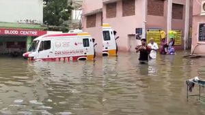 இடுப்பளவு வெள்ளம்.. பச்சிளம் சிசுவுடன் திணறும் தாய்மார்கள்! தூத்துக்குடி அரசு மருத்துவமனையில் ஷாக் 
