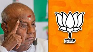 பாஜகவுடன் கூட்டணி வைத்த 'வினை'.. தேவகவுடா குடும்பத்திடம் இருந்து பறிபோகும் ஜேடிஎஸ் கட்சி, சின்னம்? 