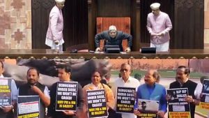 14 பேர் சஸ்பெண்ட்-லோக்சபா, ராஜ்யசபா முடக்கம்-நாடாளுமன்ற வளாகத்தில் எதிர்க்கட்சி எம்பிக்கள் போராட்டம்