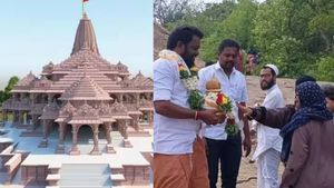 அயோத்தி செல்லும் தமிழக புனித தீர்த்தங்கள்.. திருப்பரங்குன்றத்தில் தொட்டு வணங்கிய இஸ்லாமிய சகோதரர்கள்