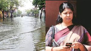 கடலாக மாறிய தூத்துக்குடி நகரம்.. மக்களே உதவி தேவையா?.. உடனே அழையுங்கள்.. கனிமொழி எம்.பி 