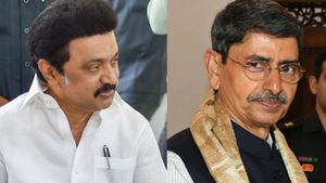 வாரத்திற்கு ஒருமுறை டெல்லி போகிறாரே.. ஆளுநர் இதை செய்யட்டும்.. டக்கென சொன்ன முதல்வர் 