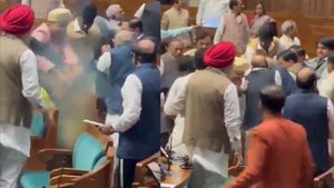 யார் நீ? எதுக்கு உள்ள வந்தே? சிக்கிய ஜீன்ஸ் ஆசாமியின் முடியை பிடித்து கும்மிய லோக்சபா எம்பிக்கள்