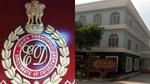 நெடுஞ்சாலையில் மடக்கிய போலீஸ்.. திண்டுக்கல்லில் அமலாக்கத்துறை அதிகாரி சிக்கியது எப்படி? பரபர தகவல்