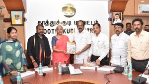 72 பக்க ஃபைல்.. மத்திய அமைச்சர் நிர்மலா சீதாராமனிடம் அளித்த தங்கம் தென்னரசு.. ஸ்டாலினின் கோரிக்கை!