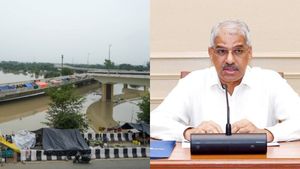 சூறையாடிய மழை வெள்ளம்.. உடைந்த பாலங்கள்.. சாலைகள்.. குடிநீர் விநியோகம் எப்போது? சிவ்தாஸ் மீனா அறிக்கை 