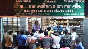 தூத்துக்குடியில் வெள்ளம் வடிந்ததுமே.. மிதக்கத் தொடங்கிய மது பிரியர்கள்! டாஸ்மாக் திறந்ததால் ஹேப்பி