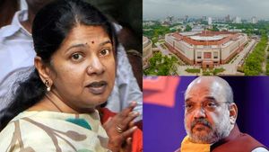 விடாத எம்.பி.க்கள்.. வீறு கொண்ட கனிமொழி.. அமித்ஷாதான் டார்கெட்.. நாடாளுமன்றத்திலேயே தர்ணா 