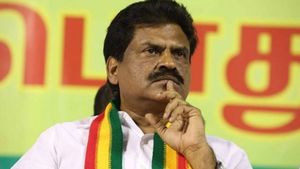 ''கோழி திருட வந்துவிட்டு ஜாதியை சொல்லி தப்பிக்கப் பார்ப்பதா? மொத்த கொங்கு மண்டலமும்..''! -ஈஸ்வரன் 