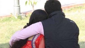 திருப்பூரில் தனிமை தேடி..  22 வயது இளைஞருடன் காட்டுப்பகுதியில் ஒதுங்கிய 33 வயது பெண்..  ட்விஸ்ட் 