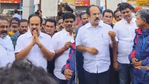 சொந்த படகுகளை எடுத்து நெல்லைக்கு ஓடி வந்த மீனவர்கள்.. கையெடுத்து கும்பிட்ட தங்கம் தென்னரசு