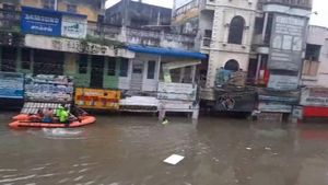 கடலையே பார்த்தவங்க.. வெள்ளத்தில் சிக்கிய மக்களை படகுகளில் மீட்கும் மீனவர்கள்.. நெகிழ்ச்சி! 
