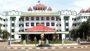 தமிழ்வழி கல்வி போலி சான்றிதழ்! அதிகாரி பணியில் சேர்ந்தவர்களுக்கு சிக்கல்..மதுரை கோர்ட் அதிரடி ஆர்டர் 