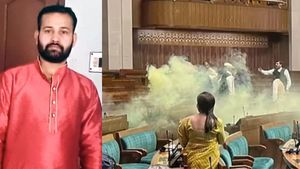  வித்தியாசமாக இருந்த ஷூ.. லோக்சபாவில் புகை குண்டுகளை கடத்தி வந்தது எப்படி.. வெளியான பகீர் தகவல்