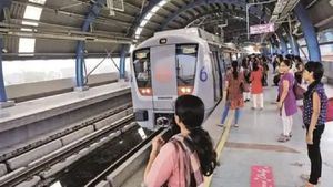 பயணிகளே உஷார்.. பெண்ணின் உயிரை பறித்த மெட்ரோ ரயில்.. கதவில் சிக்கிய சேலையால் அனாதையான 2 குழந்தைகள் 