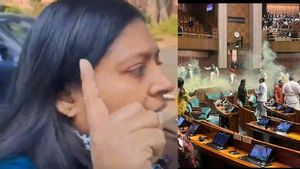 நாடாளுமன்றத்தில் தாக்குதல் நடத்திய நீலம், சாகர்.. யார் இவர்கள்? தாக்குதல் நடத்தியது ஏன்? பின்னணி