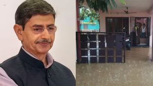 அதிகாரிகளை அழைத்த ஆளுநர் ரவி.. தென் மாவட்ட வெள்ள பாதிப்பு குறித்து நாளை அவசர ஆலோசனை 