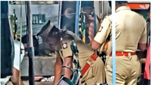 அண்ணாமலை பாதயாத்திரையின்போது பாஜகவில் சேர மிஸ்டு கால்.. 2 சிறப்பு எஸ்.ஐகளை தூக்கி அடித்த மேலிடம்!