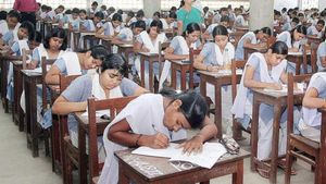 பள்ளிகளுக்கு லீவ்! அரையாண்டு தேர்வு ஒத்திவைப்பு குறித்து கல்வி அலுவலர்களே முடிவு.. பள்ளி கல்வித்துறை 