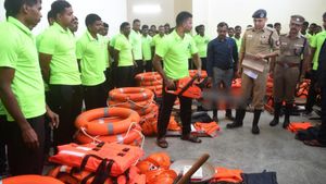 தென் மாவட்டங்களை பதம் பார்க்கும் கனமழை.. அலர்ட் மோடில் காவல்துறை.. கண்காணிப்பு குழு  அமைப்பு 