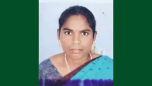 கடலூரே கண்ணை கட்டுதே.. பக்கத்தில படுத்திருந்த மனைவியை காணோமாமே.. மாட்டு கொட்டகைக்குள் பார்த்தால்? ஆஆ